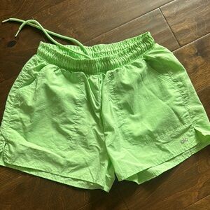 ALO Yoga Green Athletic Shorts Lightweight Quick-Dry